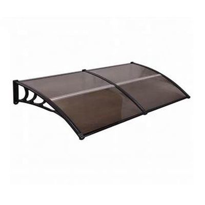 Tente de couverture de fenêtre en polycarbonate supportée par un support de balcon de largeur fiable