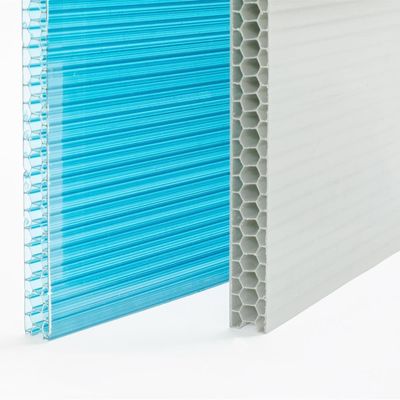 Des feuilles creuses en polycarbonate de type maison de ferme, fabriquées à partir du matériau Makrolon Bayer, de n'importe quelle couleur.