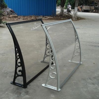 Décoration de fenêtres extérieures avec polycarbonate