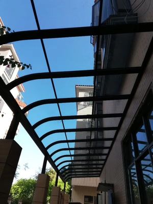 Une canopée en aluminium gris pratique avec une feuille et des accessoires.