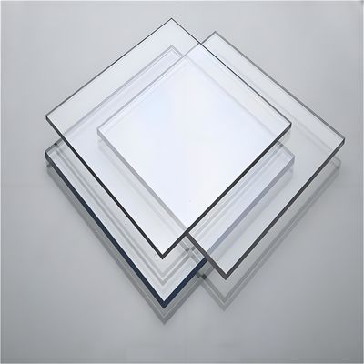 La protection contre les rayons UV est assurée par des feuilles solides en polycarbonate pour la publicité et la circulation