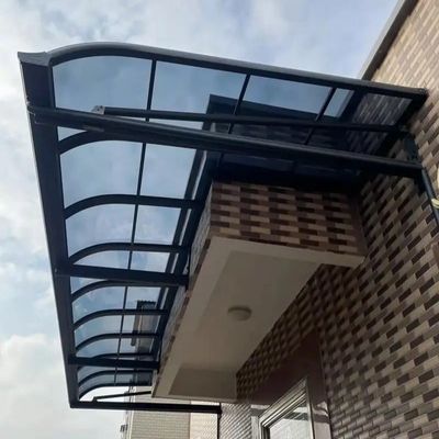 Des auvents en polycarbonate contemporains avec fonction d'auto-nettoyage