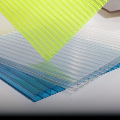 La protection contre les rayons UV est assurée par des feuilles creuses de polycarbonate transparentes