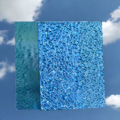 Anti-UV 250 X Résistance aux chocs du verre en tôle de polycarbonate en relief diamanté 80% Transmission de la lumière