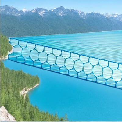 Un bon prix. 2.1m*5.8m Taille 16mm feuille de polycarbonate de nid d'abeille de couleur Diffusion de la lumière supérieure et isolation thermique pour la construction en ligne