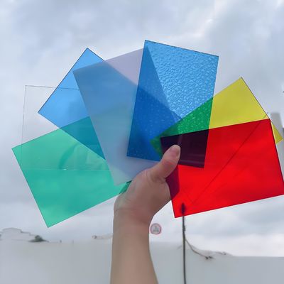 Matériau de toiture en polycarbonate solide de 4 pieds pour la lumière naturelle et l'efficacité énergétique