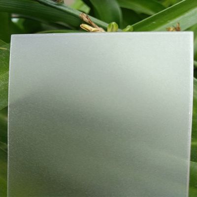 Légère diffusion de la lumière en feuille de polycarbonate congelé Résistance aux chocs à la vie privée améliorée Protection UV pour les puits de lumière et les cloisons