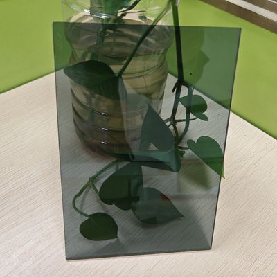 2 mm gris 4 pieds-7 pieds feuilles de toiture en polycarbonate résistent aux conditions météorologiques extrêmes pour la longévité et la durabilité