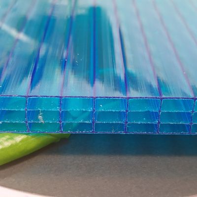 14 mm de feuille de polycarbonate à quatre couches bleue avec des propriétés auto-extinguibles et résistantes aux UV pour les façades et les auvents