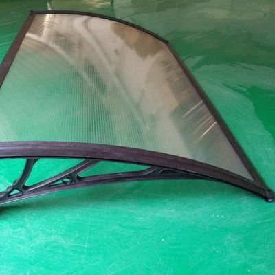 Un bon prix. 2.5mm feuille solide ou 5.0mm feuille creuse PC Canopy pour réduire le bruit Polycarbonate matériau de voile en ligne