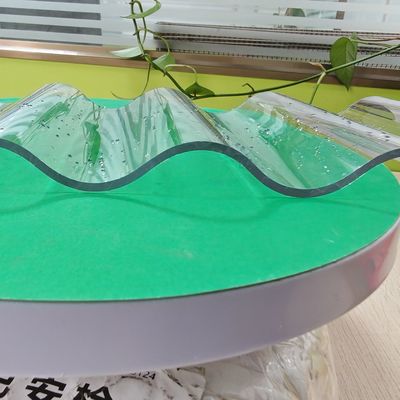 Couche UV résistante aux intempéries en plastique transparent en polycarbonate, carreaux de feuille ondulée pour les pergolas, les patios et les allées couvertes