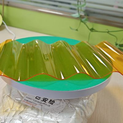 Un bon prix. La feuille ondulée de polycarbonate orange est une solution idéale pour les projets de toiture et de revêtement de toit pratique et décoratif en ligne