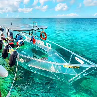 Bateau en polycarbonate transparent et banc de cristal pour une expérience unique