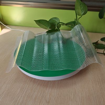 Esquelette en fibres renforcées pour une résistance aux chocs et une résistance à la traction améliorées dans la feuille composite ondulée en PET