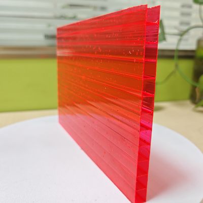 Un bon prix. La feuille creuse de polycarbonate rouge pour les besoins légers et résistants aux chocs en ligne