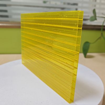 Tôle creuse en polycarbonate jaune résistant aux chocs pour une sécurité et une protection accrues des toitures de marquises