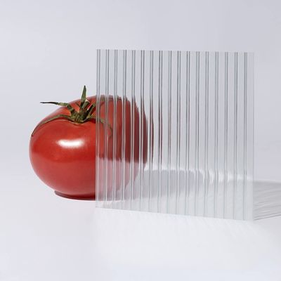 Toiture en plaques alvéolaires en polycarbonate transparent avec protection UV pour usage résidentiel et commercial