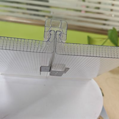 Plaque de polycarbonate à fermeture en U à six couches pour une isolation thermique supérieure