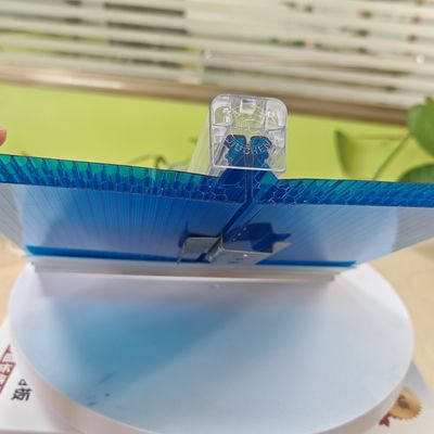Faisceau de polycarbonate en U-lock en nid de miel revêtu de UV de 600 mm pour résister aux intempéries