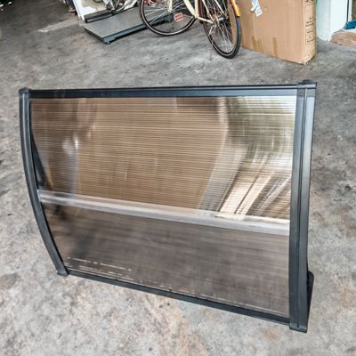 Un bon prix. Auvent en polycarbonate à panneaux divisés avec support en plastique pour une installation facile en ligne