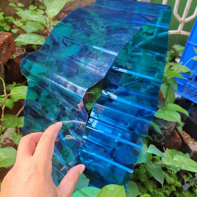 Un bon prix. La feuille ondulée en polycarbonate de plastique bleu résiste aux chocs et est légère pour une fonctionnalité et une conception améliorées en ligne