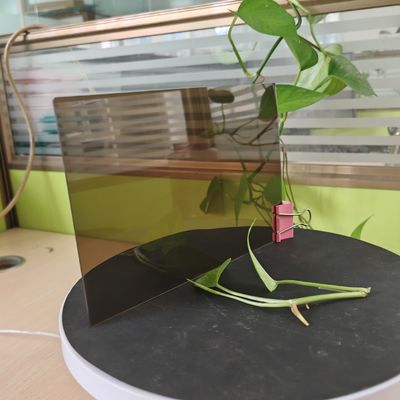 Un bon prix. Service de coupe feuille solide de polycarbonate brun de 3 mm avec protection UV et un côté pour la canopée de toiture et le auvent en ligne