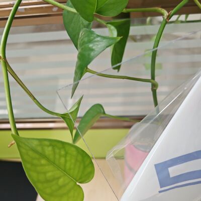 Feuille de polycarbonate plastique reconnue pour sa haute résistance à la traction et sa durabilité, adaptée aux protections de machines, aux fenêtres et aux panneaux d'affichage.