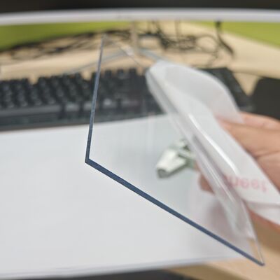 Feuille de polycarbonate plastique 2mm 3mm 4mm avec une transmission lumineuse élevée et une résistance mécanique idéale pour les fenêtres et le vitrage de sécurité