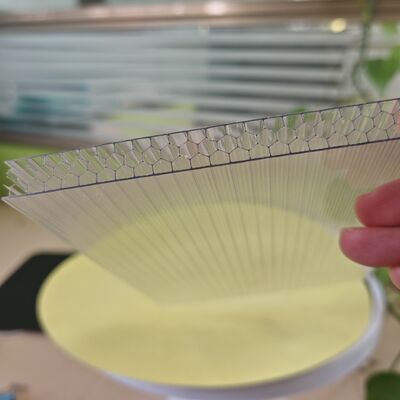 Un bon prix. Plaque de polycarbonate de nid de miel de 2,1 m*5,8 m de bronze vert bleu clair, légère, haute résistance et excellentes performances structurelles pour les toits en ligne