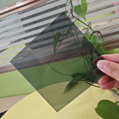 Un bon prix. Fourniture d'usine 1.22*2.44m Grain Polycarbonate Plaque solide Léger Panneau durable avec une surface de revêtement dur pour les rayures Résistant aux produits chimiques et aux UV pour les auvents et les auvents en ligne