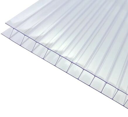 Un bon prix. Une feuille creuse en polycarbonate à plusieurs parois de 8 mm d'épaisseur, un panneau à parois jumelles offrant une solution légère et durable avec protection UV et haute résistance en ligne