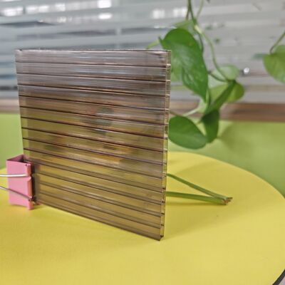 Panneau en polycarbonate bronze PC alvéolaire, classification au feu B1, idéal pour les solutions de toiture et de bardage de construction
