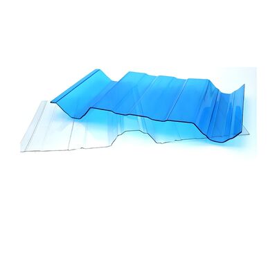 Un bon prix. Feuille de polycarbonate plastique flexible de 900 mm de large, panneau ondulé utilisé dans les présentoirs publicitaires et les enceintes de protection en ligne