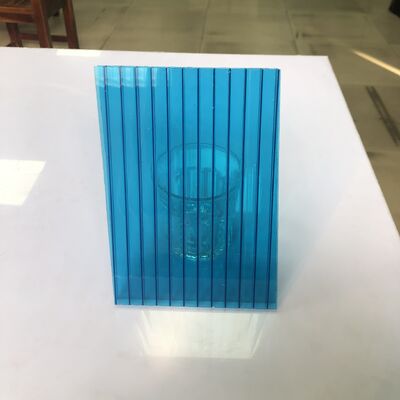 Un bon prix. Longueur 2,44m 5,8m 11,9m personnalisé plastique polycarbonate feuille creuse facile à installer bleu léger résistant aux intempéries clair en ligne