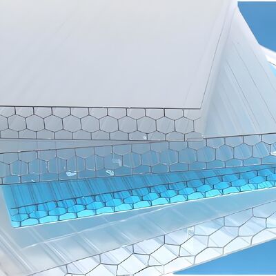 Un bon prix. Panneau de nid de miel à parois jumelles en polycarbonate à feuille creuse PC à feuille creuse à quatre couches Lieu d'origine Guangdong Résistance aux chocs en ligne