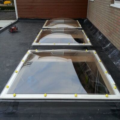 Puits de lumière à dôme en polycarbonate, facile à installer et à transporter, tailles personnalisées disponibles, couverture de lumière de toit longue durée