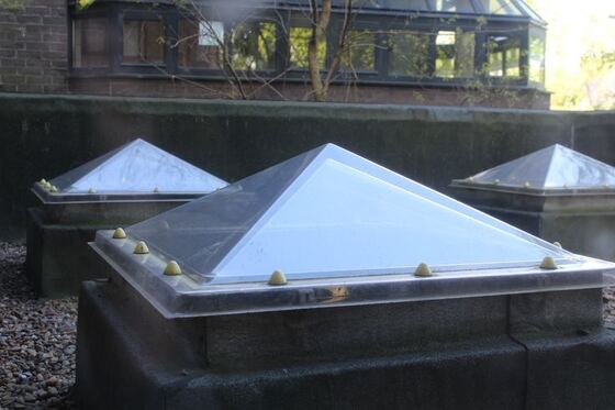 Un bon prix. Coupole pyramique de puits de polycarbonate transparent personnalisé, facile à installer et à transporter, tailles personnalisées disponibles, couverture de lumière de toit durable En ligne